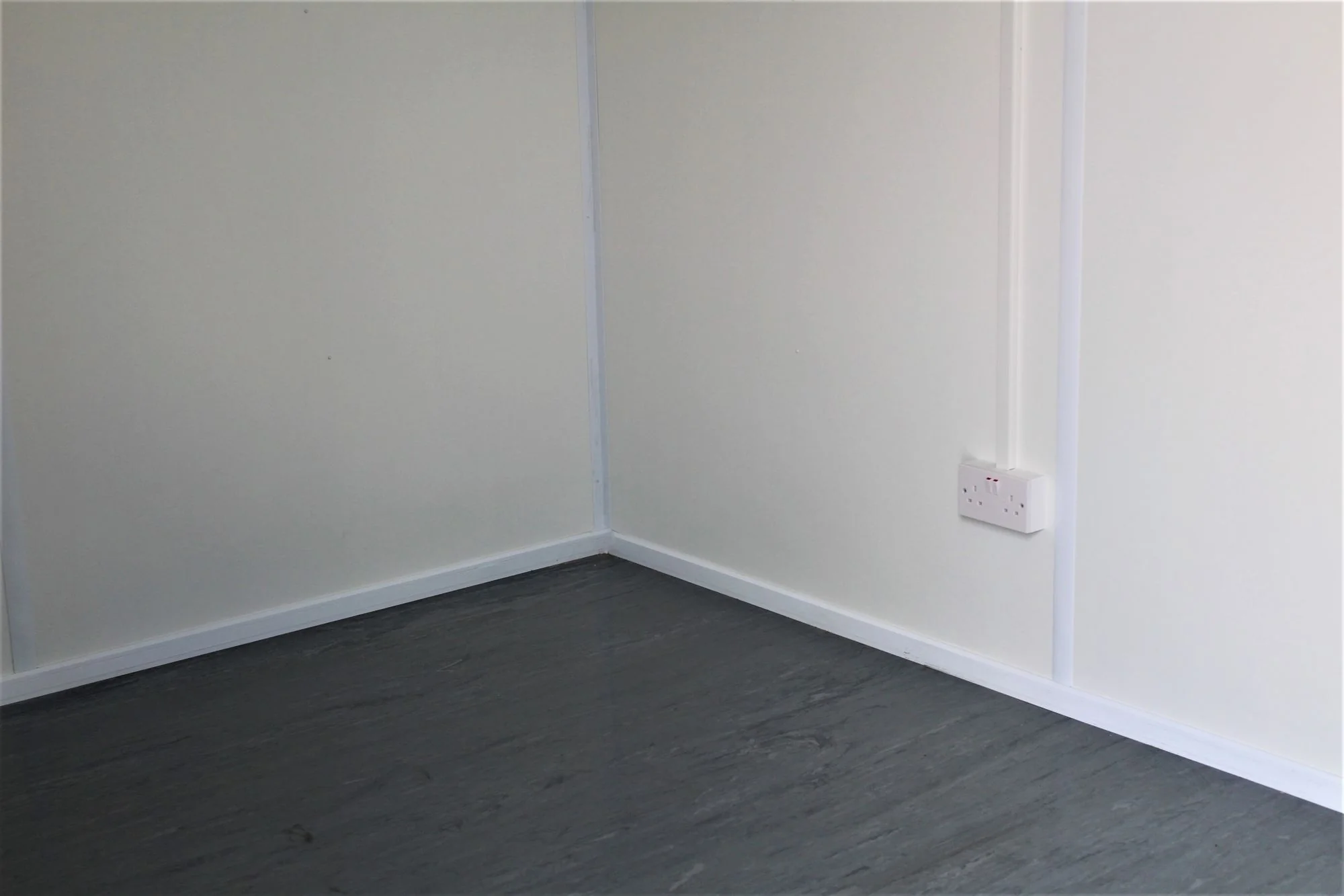 Contenedor de oficina de 20 Pies con 2 ventanas - Imagen 5