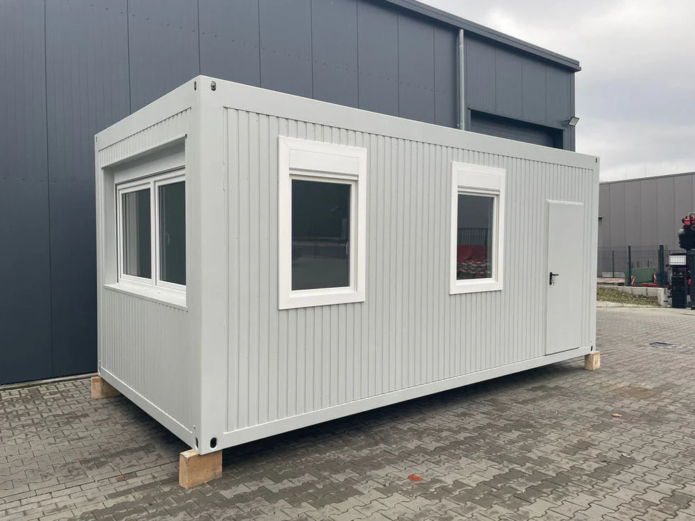 Contenedor oficina de 6,75 × 2,42 M